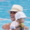 Michelle Hunziker à la piscine avec sa fille Sole lors de ses vacances à Forte Dei Marmi, en Toscane (Italie), le 12 juillet 2014.