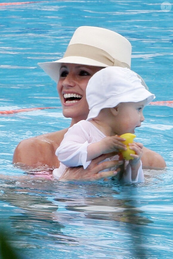 Michelle Hunziker à la piscine avec sa fille Sole lors de ses vacances à Forte Dei Marmi, en Toscane (Italie), le 12 juillet 2014.