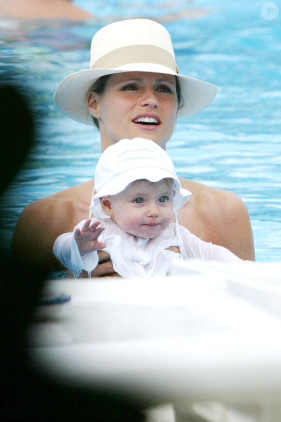 Michelle Hunziker à la piscine avec sa fille lors de ses vacances à Forte Dei Marmi, en Toscane (Italie), le 12 juillet 2014.