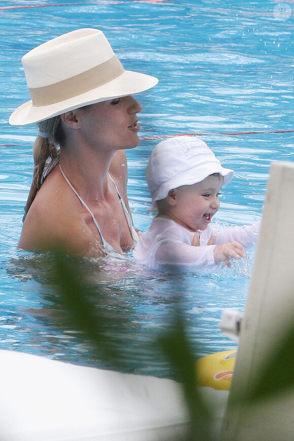 Michelle Hunziker à la piscine avec sa fille lors de ses vacances à Forte Dei Marmi, en Toscane (Italie), le 12 juillet 2014.