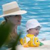 Michelle Hunziker à la piscine avec sa fille lors de ses vacances à Forte Dei Marmi, en Toscane (Italie), le 12 juillet 2014.