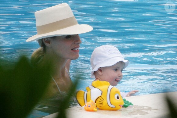 Michelle Hunziker à la piscine avec sa fille lors de ses vacances à Forte Dei Marmi, en Toscane (Italie), le 12 juillet 2014.