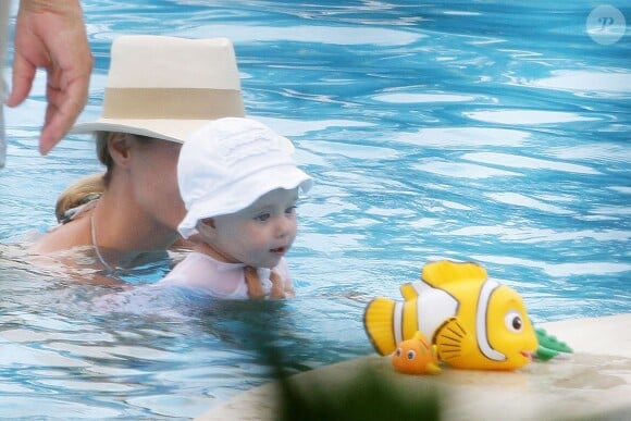 Michelle Hunziker à la piscine avec sa fille lors de ses vacances à Forte Dei Marmi, en Toscane (Italie), le 12 juillet 2014.