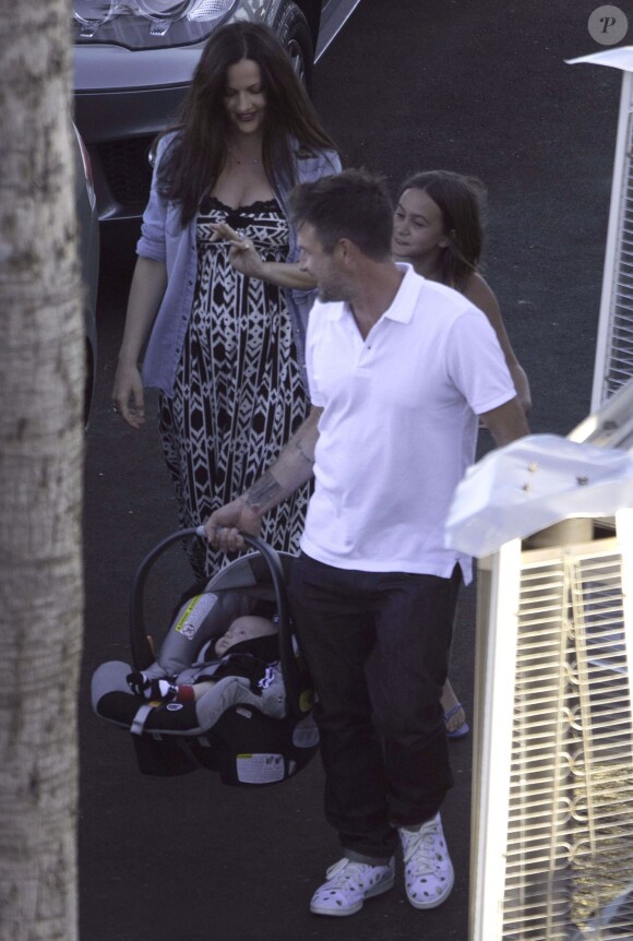 Exclusif - L'acteur David Arquette demande en mariage sa compagne Christina McLarty à Malibu le 2 juillet 2014, en présence de fille Coco et de son jeune fils Charlie.