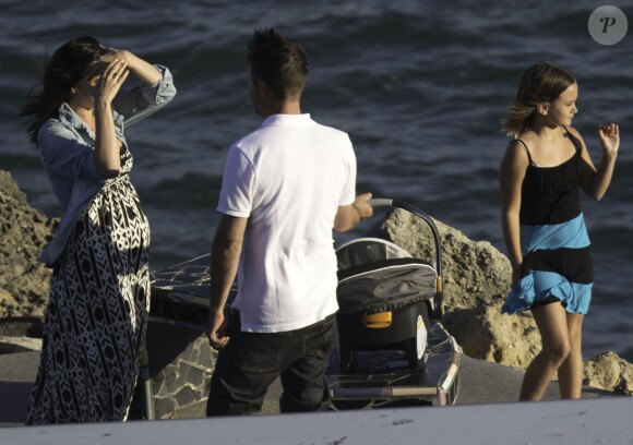 Exclusif - L'acteur David Arquette demande en mariage sa compagne Christina McLarty à Malibu le 2 juillet 2014, en présence de fille Coco et de son jeune fils Charlie.