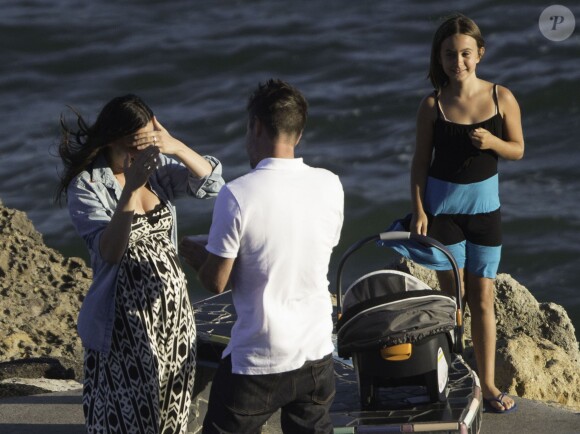 Exclusif - L'acteur David Arquette demande en mariage sa compagne Christina McLarty à Malibu le 2 juillet 2014, en présence de fille Coco et de son jeune fils Charlie.