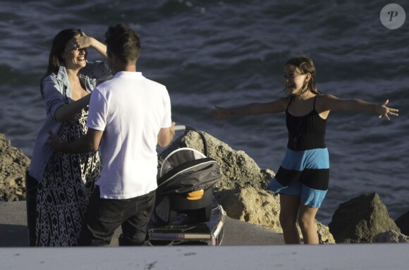 Exclusif - L'acteur David Arquette demande en mariage sa compagne Christina McLarty à Malibu le 2 juillet 2014, en présence de fille Coco et de son jeune fils Charlie.