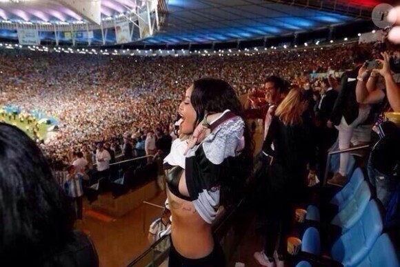 Rihanna dévoile sa poitrine après la victoire allemande en Coupe du monde au Maracanã de Rio, photo publiée sur son compte Twitter le 13 juillet 2014