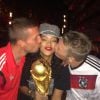 Rihanna entourée de Lukas Podolski et Bastian Schweinsteiger après la victoire de l'Allemagne lors du Mondial au Brésil, photo publiée sur son compte Twitter le 13 juillet 2014