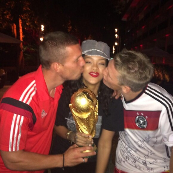 Rihanna entourée de Lukas Podolski et Bastian Schweinsteiger après la victoire de l'Allemagne lors du Mondial au Brésil, photo publiée sur son compte Twitter le 13 juillet 2014