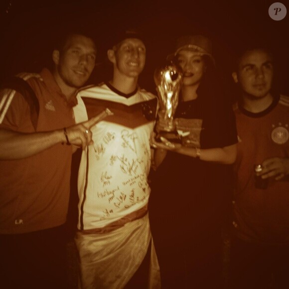 Rihanna en compagnie de Mario Götze, Lukas Podolski, Bastian Schweinsteiger et la Coupe du monde, après la victoire allemande sur l'Argentine au Maracanã de Rio, photo publiée sur son compte Twitter le 13 juillet 2014