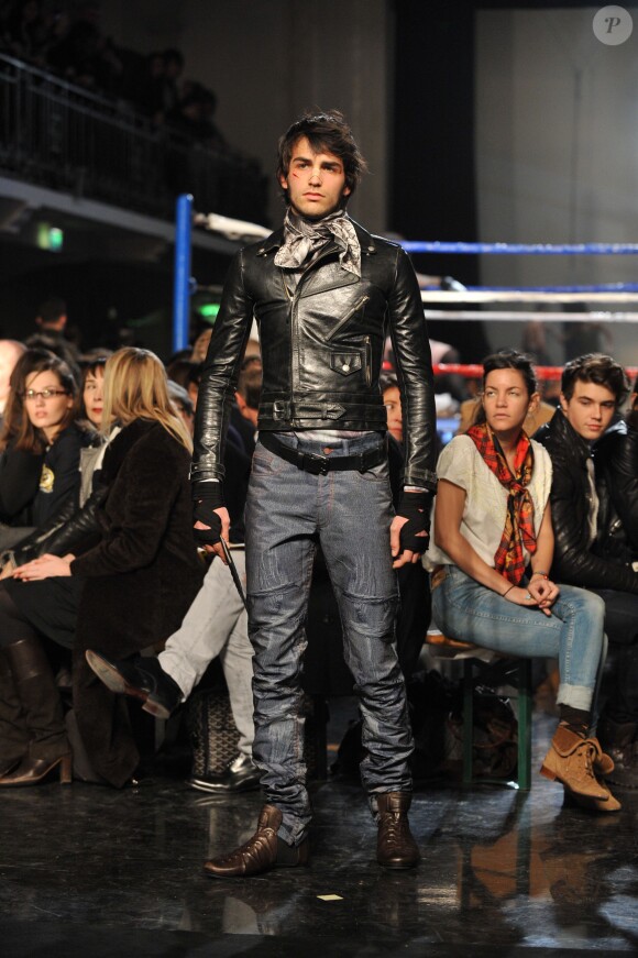 Tanel, le fils d'Helena Noguerra, défile pour Jean Paul Gautier à Paris, le 27 janvier 2010.