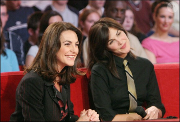 Lio et sa soeur Helena Noguerra dans "Vivement dimanche", octobre 2004. 