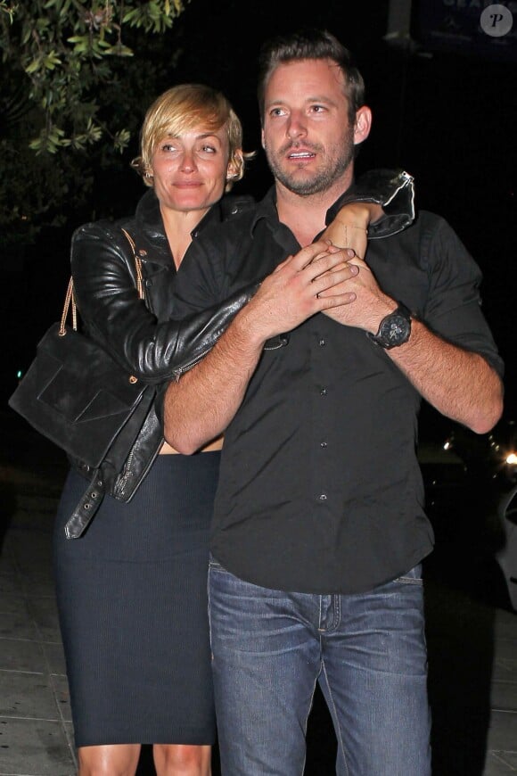 Amber Valletta et son époux Chris McCaw, père de son fils Auden (né en 2000), à Los Angeles le 2 juillet 2014. 