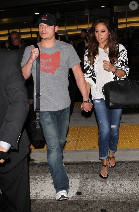 Nick Lachey et son épouse Vanessa Minnillo à l'aéroport de Los Angeles, le 16 mai 2014