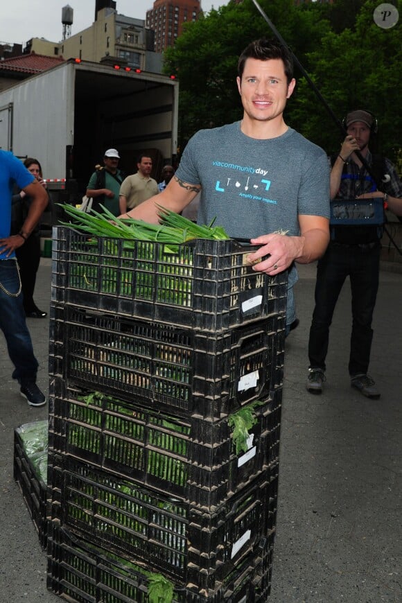 Nick Lachey lors de l'événement Feeding America`s City Harvest à Union Square à New York le 12 mai 2015