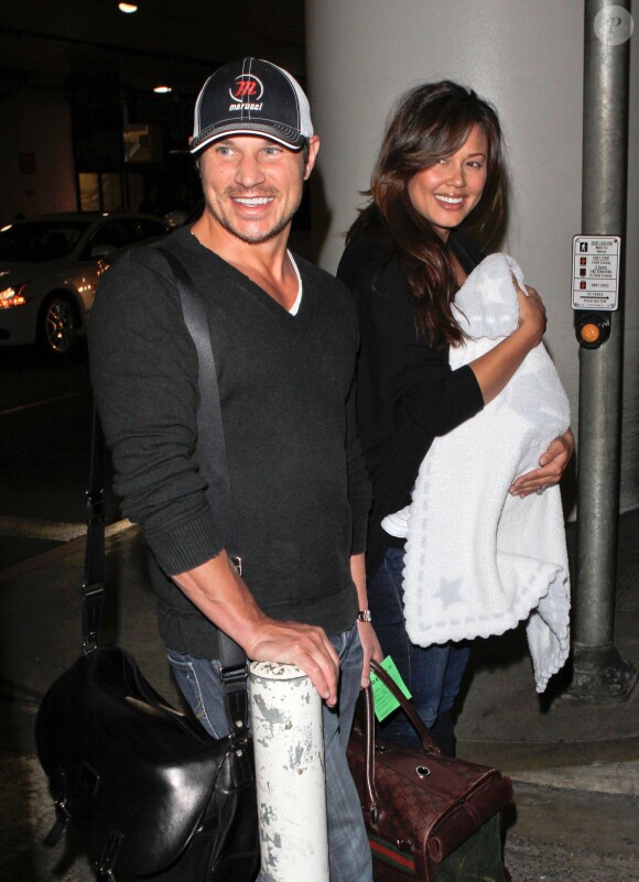 Nick Lachey et Vanessa Minnillo à l'aéroport de Los Angeles avec leur fils Camden John à Los Angeles, le 13 janvier 2013