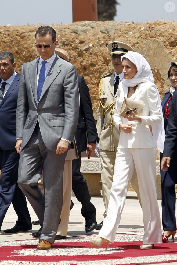Felipe VI et la reine Letizia d'Espagne se rendent au mausolée du roi Mohammed V à Rabat, le 15 juillet 2014. Le couple royal va se recueillir sur la tombe de l'ancien roi.