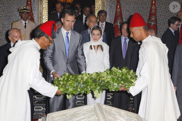 Felipe VI et la reine Letizia se rendent au mausolée du roi Mohammed V à Rabat, le 15 juillet 2014. Le couple royal va se recueillir sur la tombe de l'ancien roi.