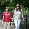 Elizabeth Hurley à Londres avec son fils Damian, le 15 juillet 2014.