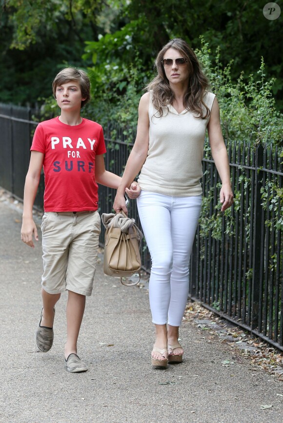 Elizabeth Hurley à Londres avec son fils Damian, le 15 juillet 2014.