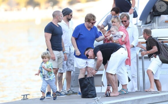Exclusif - Elton John, David Furnish et leurs deux fils, Elijah et Zachary, à Nice après une journée à Saint-Tropez, le 22 août 2013.