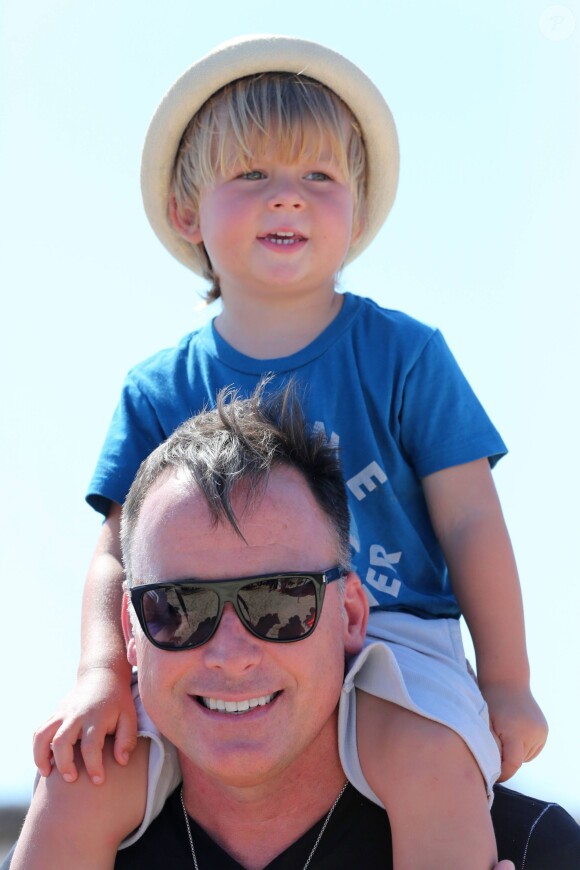 David Furnish et son fils Zachary à Saint-Tropez, le 22 août 2013.