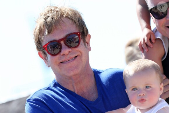 Elton John et son fils Elijah à Saint-Tropez, le 22 août 2013.