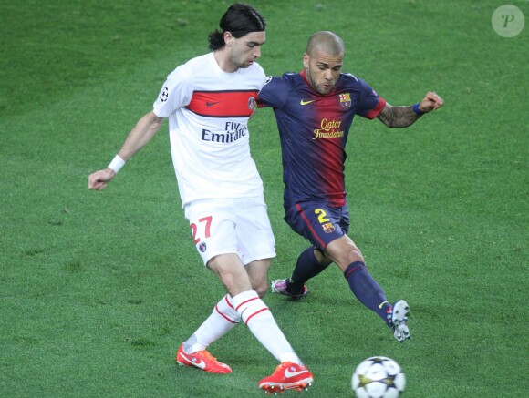 Javier Pastore et Dani Alves - Match de Ligue des Champions Barcelone - Paris St Germain au Camp Nou a Barcelone en Espagne le 10 avril 2013. 