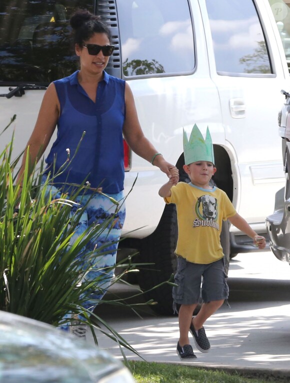 Exclusif - Sparrow Madden (le fils de Nicole Richie et Joel Madden) avec sa nounou à Los Angeles, le 15 juillet 2014.
