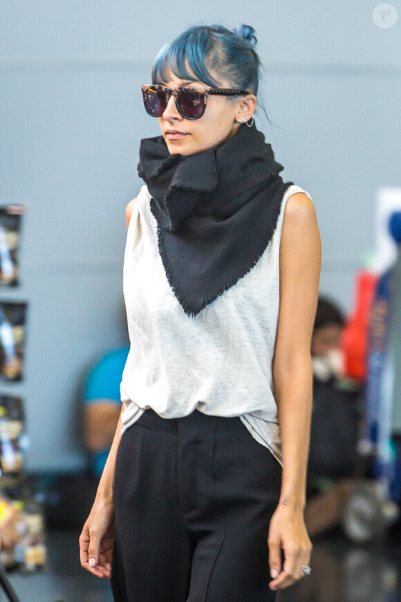 Exclusif - Nicole Richie, les cheveux bleus, arrive à l'aéroport de New York, le 6 juillet 2014.  For Germany call for price Exclusive - Nicole Richie shows off her blue hair while arriving on a flight at JFK airport in New York City, New York on July 6, 2014.06/07/2014 - New York
