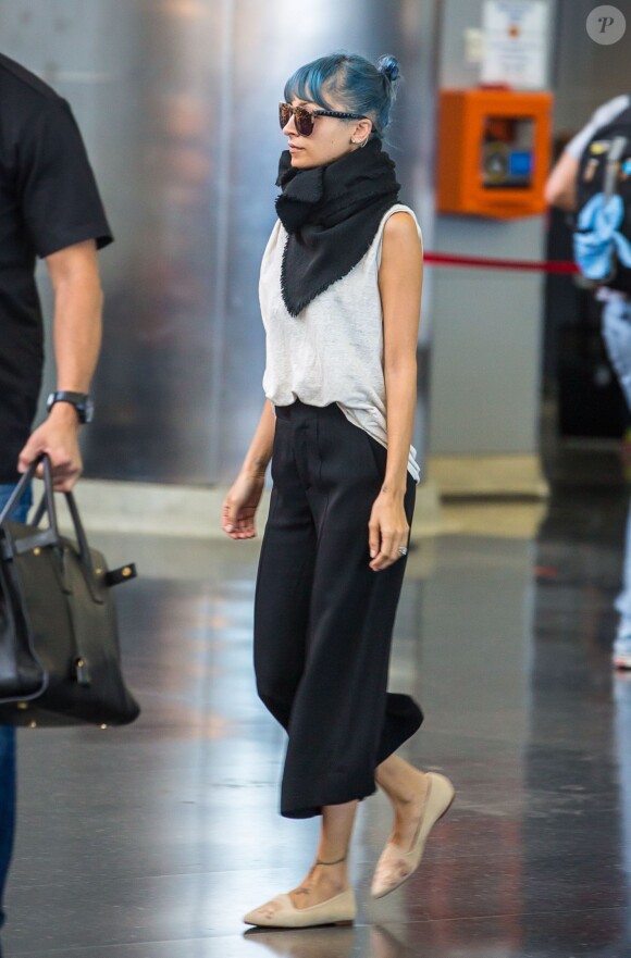 Nicole Richie, les cheveux bleus, arrive à l'aéroport de New York, le 6 juillet 2014.