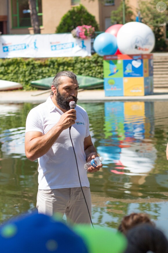 Sébastien Chabal lors de sa visite du village Kinder le 17 juillet 2014 au Temple-sur-Lot