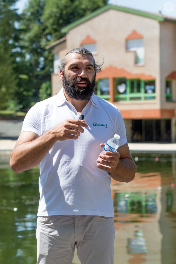 Sébastien Chabal lors de sa visite du village Kinder le 17 juillet 2014 au Temple-sur-Lot