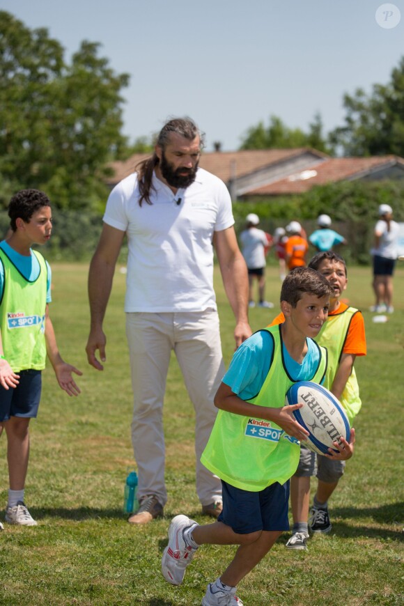 Sébastien Chabal lors de sa visite du village Kinder le 17 juillet 2014 au Temple-sur-Lot
