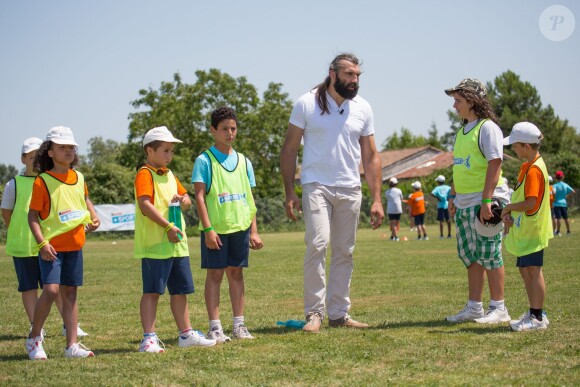 Sébastien Chabal lors de sa visite du village Kinder le 17 juillet 2014 au Temple-sur-Lot