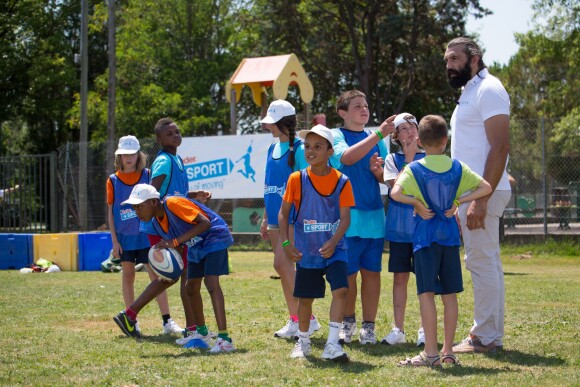 Sébastien Chabal lors de sa visite du village Kinder le 17 juillet 2014 au Temple-sur-Lot