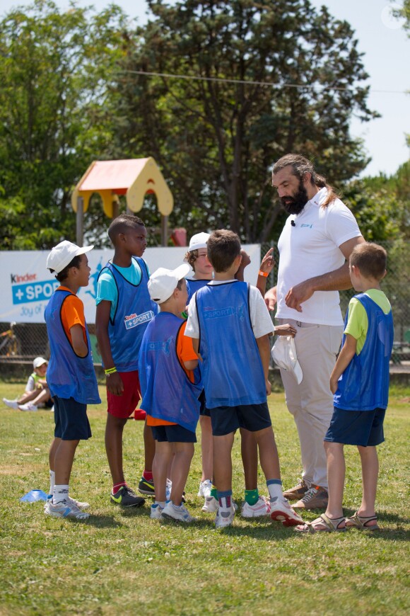 Sébastien Chabal lors de sa visite du village Kinder le 17 juillet 2014 au Temple-sur-Lot