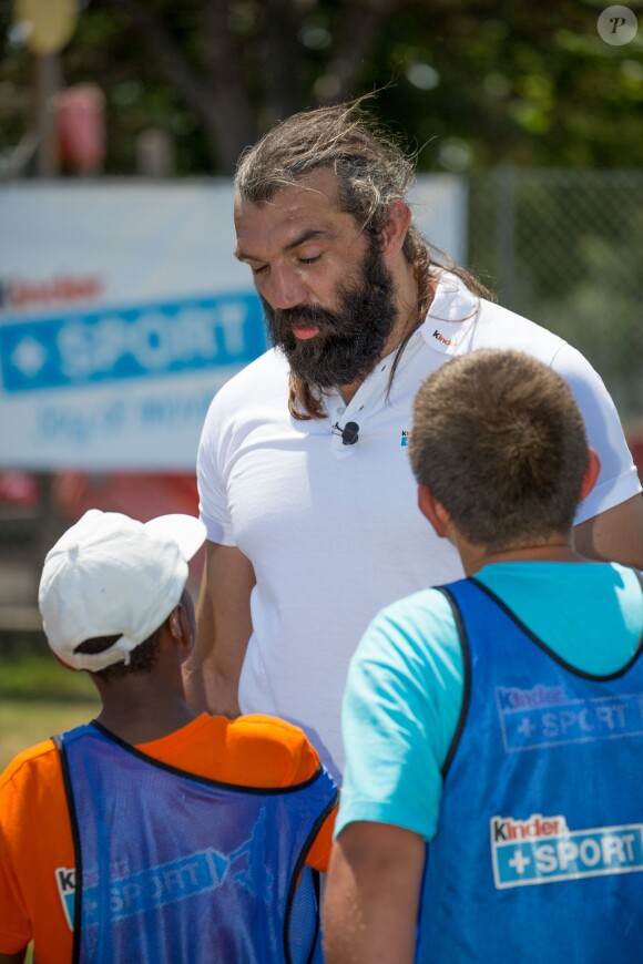 Sébastien Chabal lors de sa visite du village Kinder le 17 juillet 2014 au Temple-sur-Lot