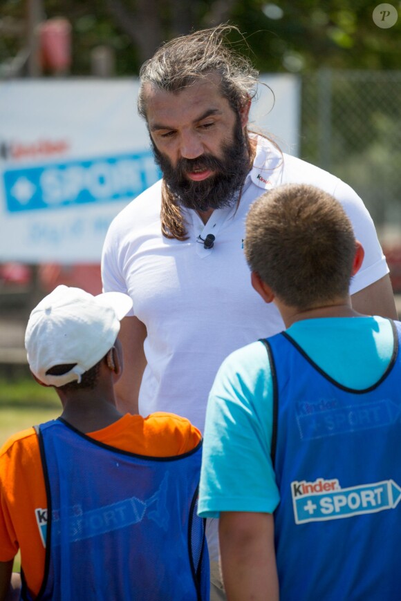 Sébastien Chabal lors de sa visite du village Kinder le 17 juillet 2014 au Temple-sur-Lot