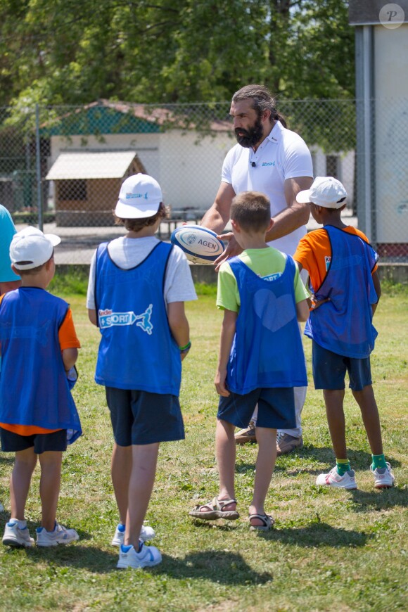 Sébastien Chabal lors de sa visite du village Kinder le 17 juillet 2014 au Temple-sur-Lot