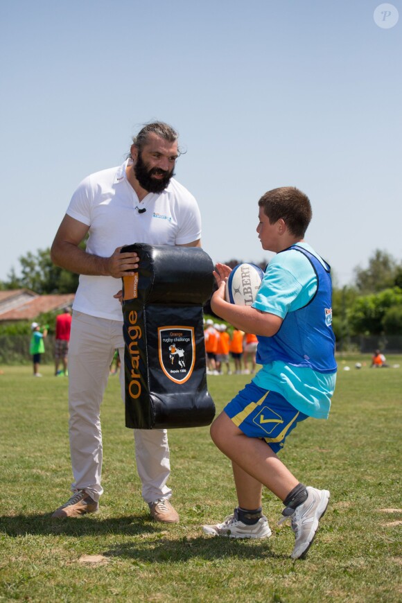Sébastien Chabal lors de sa visite du village Kinder le 17 juillet 2014 au Temple-sur-Lot