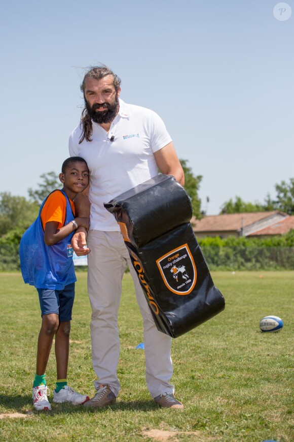Sébastien Chabal lors de sa visite du village Kinder le 17 juillet 2014 au Temple-sur-Lot