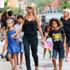Heidi Klum et ses enfants Leni, Henry, Johan et Lou se promènent dans le quartier de Soho à New York, le 18 juillet 2014. -