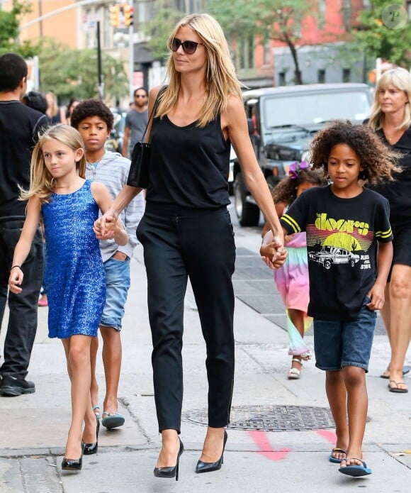 La belle blonde Heidi Klum et ses enfants Leni, Henry, Johan et Lou se promènent dans le quartier de Soho à New York, le 18 juillet 2014. -