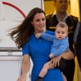 Kate Middleton et le prince George de Cambridge arrivant à Canberra en Australie le 20 avril 2014