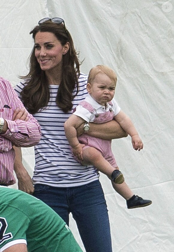 Kate Middleton, la duchesse de Cambridge et son fils George encouragent le prince William et le prince Harry lors du match de polo à Windsor, le 15 juin 2014.