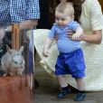 Le prince William, duc de Cambridge, Kate Middleton, duchesse de Cambridge, et leur fils le prince George visitent le zoo Taronga à Sydney, lors de leur visite officielle en Australie. Le 20 avril 2014