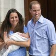 Le prince William et Kate Middleton, la duchesse de Cambridge, quittent l'hopital St-Mary avec leurs fils George de Cambridge a Londres, le 23 juillet 2013.