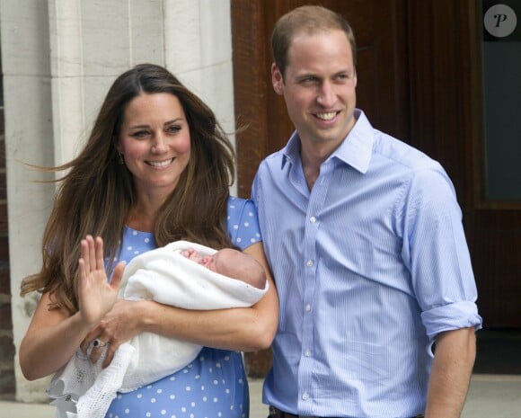 Le prince William et Kate Middleton, la duchesse de Cambridge, quittent l'hopital St-Mary avec leurs fils George de Cambridge a Londres, le 23 juillet 2013.